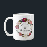 Moody Floral Watercolor Wreath Bridesmaid Kaffeetasse<br><div class="desc">Unsere elegante und launische Tasse in Aquarellfarben ist ein Geschenk für Ihre Brautjungfrau. Das Design zeigt unsere handgezeichnet Aquarellfloralen in einer schönen rustikalen und moody Farbpalette. Blütenpinken, majestätisch mit Akzenten von Olivengrün, tiefgrüne Purpur und lebhafte smaragdgrüne Grüntöne, um dieses wunderschöne, prächtige Blumenkranz-Design zu schaffen. Unsere launenhaften Florale bilden den Namen...</div>