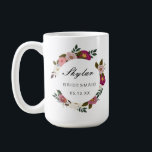 Moody Floral Watercolor Wreath Bridesmaid Kaffeetasse<br><div class="desc">Unsere elegante und launische Tasse in Aquarellfarben ist ein Geschenk für Ihre Brautjungfrau. Das Design zeigt unsere handgezeichnet Aquarellfloralen in einer schönen rustikalen und moody Farbpalette. Blütenpinken, majestätisch mit Akzenten von Olivengrün, tiefgrüne Purpur und lebhafte smaragdgrüne Grüntöne, um dieses wunderschöne, prächtige Blumenkranz-Design zu schaffen. Unsere Moody-Florals bilden den Rahmen für...</div>