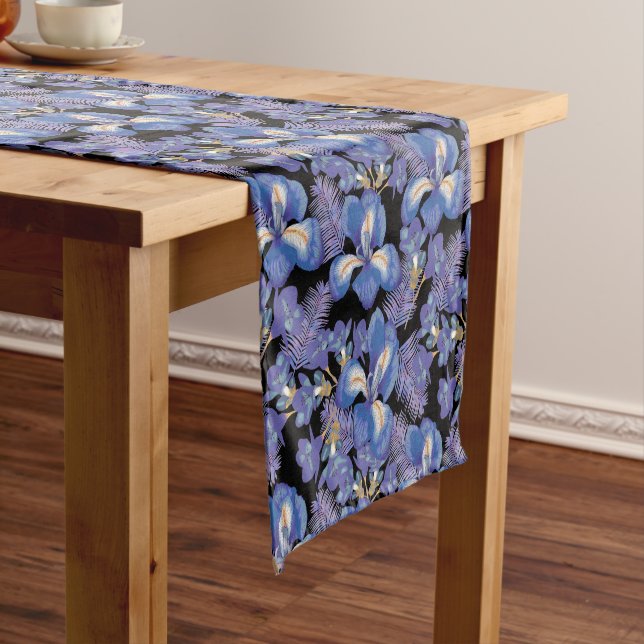 Moody Iris Kurzer Tischläufer (Beispiel)