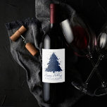 Moody Merry Christmas | Classy Dark Navy Blue Tree Weinetikett<br><div class="desc">Die Saison für Dekoration und Unterhaltung! Moderner, düsterer und launischer abstrakter Ferienbaum und handgeschriebener "Frohe Weihnachten" in einer reichen, luxuriösen Palette. Dieses elegante festliche Design zeichnet sich durch einen funkelnd Whirlpool mit einem frisch gestrichenen Spritzer aus, der mit Imitaten aus metallischem Glitzer verstärkt wird. Für andere Farben oder passende Produkte...</div>
