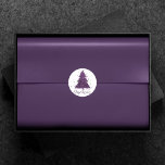 Moody Merry Christmas | Deep Plum Lila Custom Runder Aufkleber<br><div class="desc">Die Saison für Dekoration und Unterhaltung! Moderner, düsterer und launischer abstrakter Ferienbaum und handgeschriebener "Frohe Weihnachten" in einer reichen, luxuriösen Palette. Dieses elegante festliche Design zeichnet sich durch einen funkelnd Whirlpool mit einem frisch gestrichenen Spritzer aus, der mit Imitaten aus metallischem Glitzer verstärkt wird. Für andere Farben oder passende Produkte...</div>