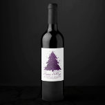 Moody Merry Christmas | Deep Plum Lila Custom Weinetikett<br><div class="desc">Die Saison für Dekoration und Unterhaltung! Moderner, düsterer und launischer abstrakter Ferienbaum und handgeschriebener "Frohe Weihnachten" in einer reichen, luxuriösen Palette. Dieses elegante festliche Design zeichnet sich durch einen funkelnd Whirlpool mit einem frisch gestrichenen Spritzer aus, der mit Imitaten aus metallischem Glitzer verstärkt wird. Für andere Farben oder passende Produkte...</div>