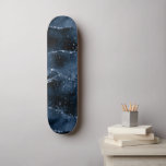 Moody Navy Agate | Dusty Royal Blue Jewel Tone Skateboard<br><div class="desc">Dunkler und raffinierter Marmorgestein in einem tiefen Moody-Schmuckton mit Imitaten metallische Folie und Glitzer-Venen in einer reichen, dramatischen Palette. Dieser wunderschöne weibliche handbemalte Farbverlauf fügt den perfekten Pop der Farbe hinzu. Aus der Kollektion "Modern Watercolor Marbles" zeichnet sich dieses Design durch abstrakte flüssige Wirbel aus, die ein cooles, von Glitzer-Venen...</div>