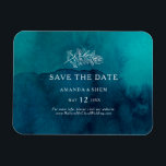 Moody Ocean Watercolor Save the Date flexibel Magnet<br><div class="desc">Diese mooody Ozeanfarbe flexibel speichern Sie den Datums-Magneten ist perfekt für Ihre einfache tropische boho Hochzeit. Es ist mit minimalistisch weißen tropischen Blätter und einem atemberaubend dunkelblau-grünen Hintergrund gestaltet.</div>