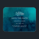 Moody Ocean Watercolor Save the Date flexibel Magnet<br><div class="desc">Diese mooody Ozeanfarbe flexibel speichern Sie den Datums-Magneten ist perfekt für Ihre einfache tropische boho Hochzeit. Es ist mit minimalistisch weißen tropischen Blätter und einem atemberaubend dunkelblau-grünen Hintergrund gestaltet.</div>