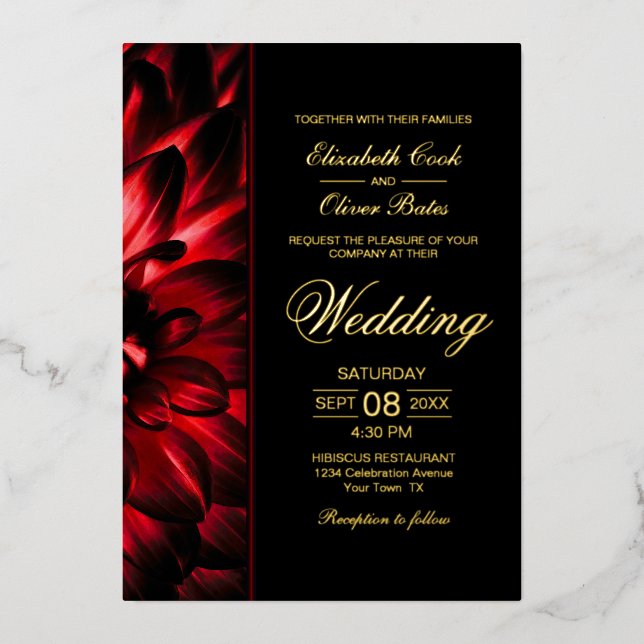 Moody Red Dahlia Floral Gold Text Wedding Folieneinladung (Vorderseite)