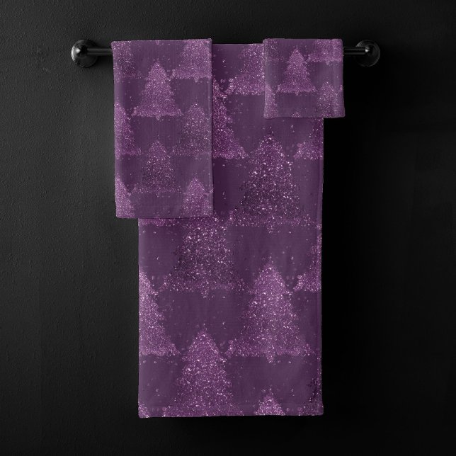 Moody Tree Pattern | Lila Weihnachtsfest in Deep P Badhandtuch Set (Von Creator hochgeladen)