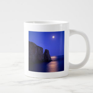 Moon bei Dämmerung Perce Rock Gaspe Coast Quebec Jumbo-Tasse