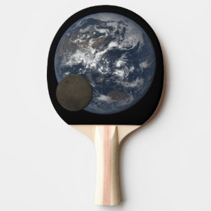 Moon bewegt sich vor dem DSCOVR-Bild der Erde Tischtennis Schläger