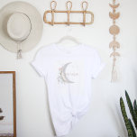 Moon Child | Boho Hippie Mama T-Shirt<br><div class="desc">Dieses Mama im Shirt verfügt über einen böhmischen Blumenmond und einen niedlichen handgeschriebenen Schriftart. Dieses Shirt ist perfekt, um zu verkünden, dass du als Geschenk für die beste Mutter deines Lebens erwartest oder schenke. Es bekommt nicht mehr Boho Chic als diese "Wild Moon Kinderdusche Bleibe". Mit traumhaften boho-Mondelementen. Die erdfarbene...</div>