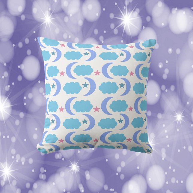 Moon Cloud Stars Muster Lila Blue Kissen (A throw pillow with a moon, cloud and star pattern done in blue, purple and pink.)