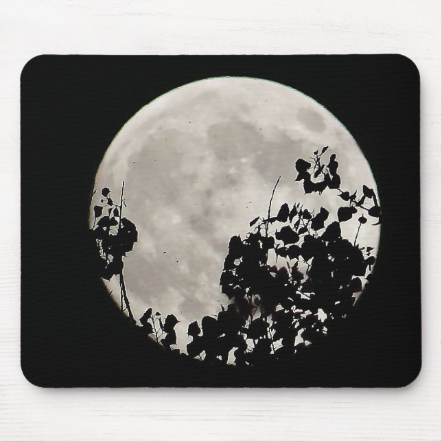 Moon hinter dunklen Blätter Mousepad (Vorne)