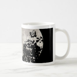 Moon hinter dunklen Blätter Tasse