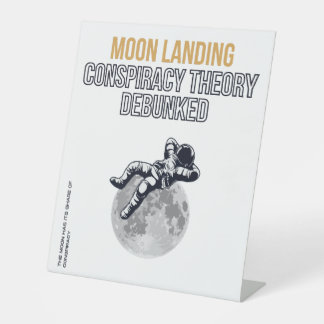 Moon Landing Conspiracy Theory T - Shirt Sockelschild