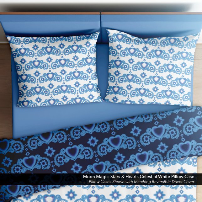 Moon Magic Stars Hearts Celestial White Kissenbezug (Moon Magic–Stars & Hearts White Pillow Case–Shown with the Matching Reversible Duvet Cover.)