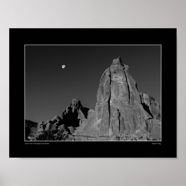 Moon Over Arches Spire Monochrome Poster (Vorne)