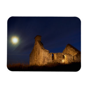 Moon Over Hütte Ruins   Landkreis Galway, Irland Magnet