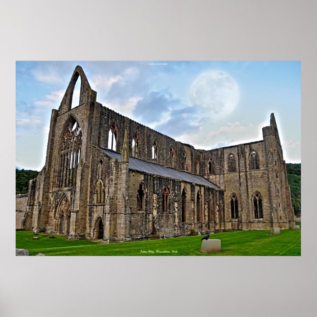Moon over Tintern Abbey Zistercian Cloisters Wales Poster (Vorne)