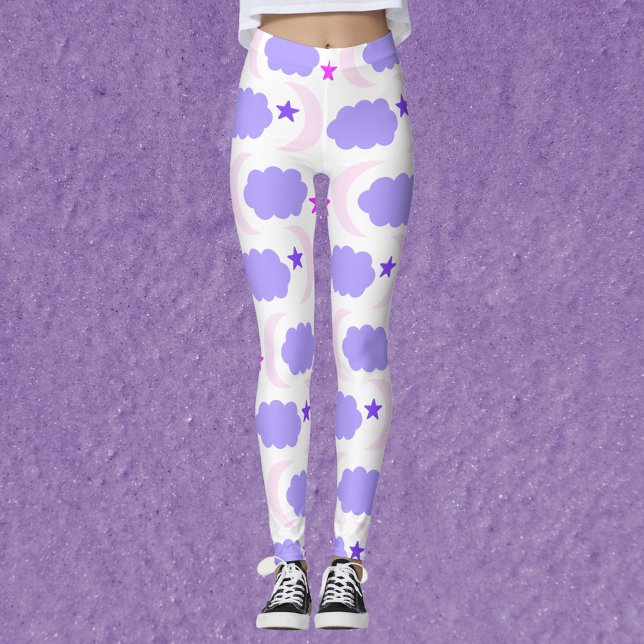 Moon Stars Wolken Muster Dunkelrosa Lila Leggings (A pair of leggings with a moon, star and cloud pattern in pink and purple.)