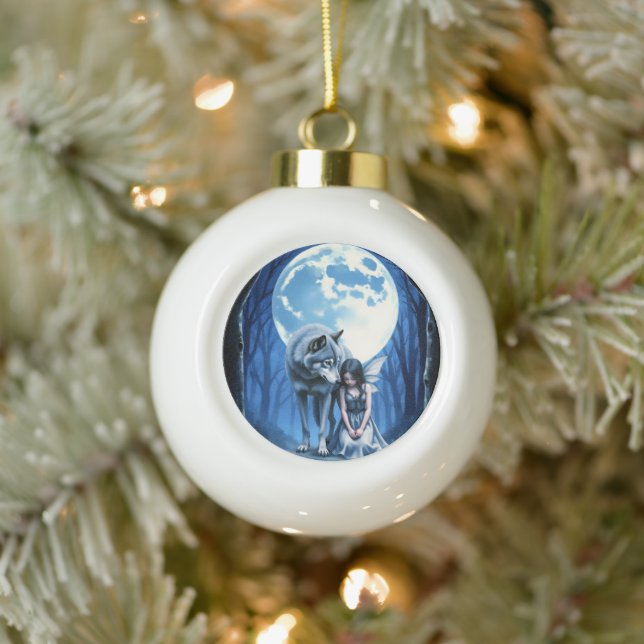 Moonlit Bond – The Wolf and the Gothic Fairy.   Keramik Kugel-Ornament (Baum)