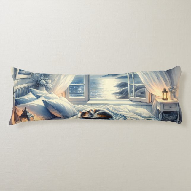 Moonlit Coastal Bedroom with Sleeping Cat Seitenschläferkissen (Vorderseite)