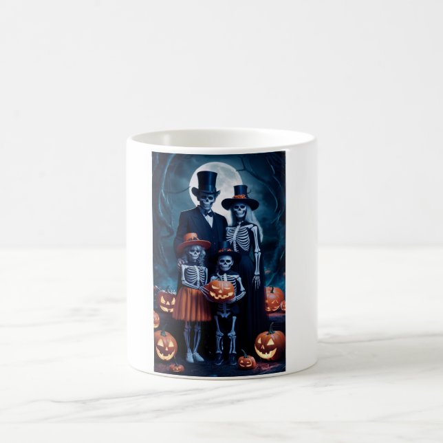 Moonlit Macabre: Ein Spuk Familienportrait Kaffeetasse (Mittel)