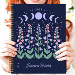 Moonlit Moon Phase Garden 2025 Individuelle Name Planer<br><div class="desc">Entfliehen Sie in einen sonnigen Garten, wo Träume unter dem Himmelslicht blühen. Dieser bezaubernde Planer, mit Mondphasen und blühenden Blume geschmückt, lädt Sie ein, Ihr Jahr unter dem Sternenhimmel zu planen. Stellen Sie sich vor, Sie würden Ihre Wünsche und Termine inmitten dieser ruhigen, nächtlichen Szene vereinbaren. Personalisieren Sie es mit...</div>
