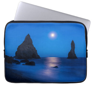 Moonrise-Reflektion   Island, Reynisdrangur Laptopschutzhülle