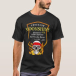 Moonshine Company jeder Name Funny Skull Moonshine T-Shirt<br><div class="desc">Alle Namen moonshine Unternehmen handgefertigt seit 1920 oder jedes Datum. Funny moonshine Thema Kleidung mit einem lustigen Schädel mit Flammen Typ auf einem Wappen Grafik. Wählen Sie einfach Ihren Stil,  Ihre Größe und Farbe.</div>