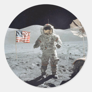 Moonwalk... Astronaut mit amerikanischer Flagge Runder Aufkleber
