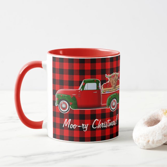 Moory Christmas Highland Cow in Little Red Truck Tasse (Mit Donut)