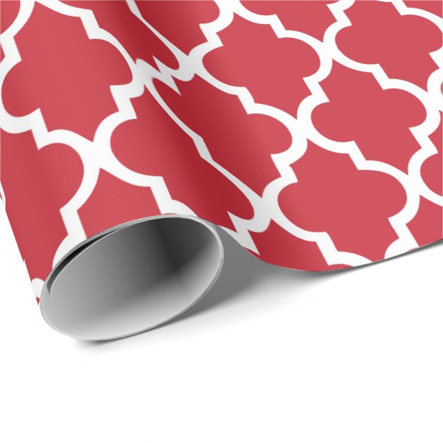 Moosbeere rotes Quatrefoil deckt Muster mit Geschenkpapier (Rolleneckpunkt)