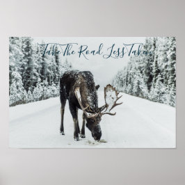 Moose im Winter unterwegs mit Zitat Poster