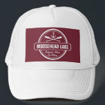 Moosehead Lake Maine Ankerstadt und Name Truckerkappe<br><div class="desc">Moosehead Lake Maine ist ein nautisches Ankerdesign, das mit Ihrer Stadt (wie Greenville, Rockwood oder Bucht - Sandy Bay, Lily Bay oder Beaver Cove, etc.) und Ihrem Namen (oder löschen) personalisiert ist. Dieses Retro-Design im Vintagen Stil zeichnet sich durch einen weißen Kreis, Anker, knisternde Paddeln und ein kühn gestaltetes Banner...</div>