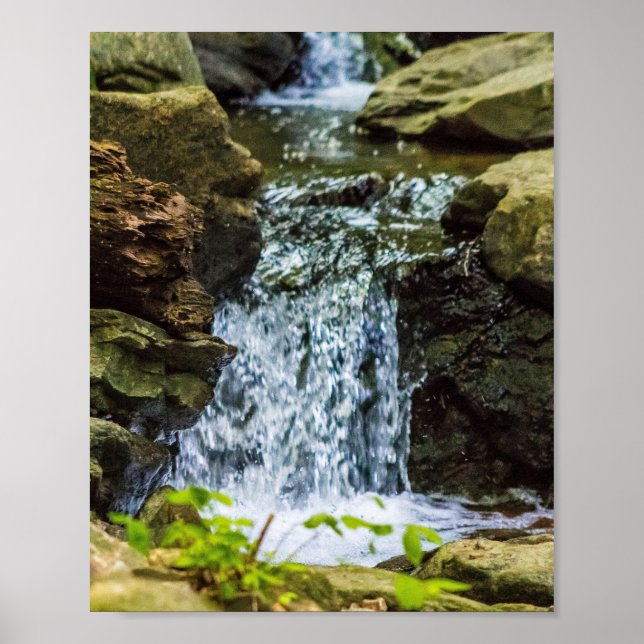 Moosiger Wasserfall im Wald Poster (Vorne)