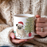 Mops 1. Weihnachten Personalisiert Kaffeetasse<br><div class="desc">Machen Sie diese Urlaubssaison mit dieser bezaubernden 1. Weihnachtsfeier-Tasse zu einem besonderen Erlebnis! Mit einem niedlichen Aquarell-Mops,  der eine Weihnachtsmannmütze rockt,  ist es perfekt,  um ein erstes Weihnachtsfest im Stil zu feiern.</div>