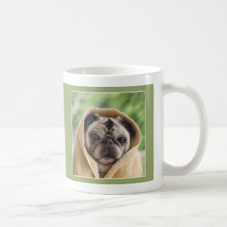 Mops abgedeckt in der Liebe-Mops-Tasse durch Möpse Tasse