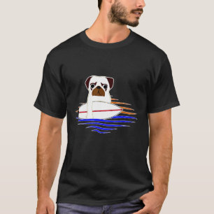 Mops am Strand mit Surfbrett surfen T-Shirt