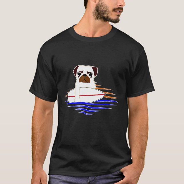 Mops am Strand mit Surfbrett surfen T-Shirt (Vorderseite)