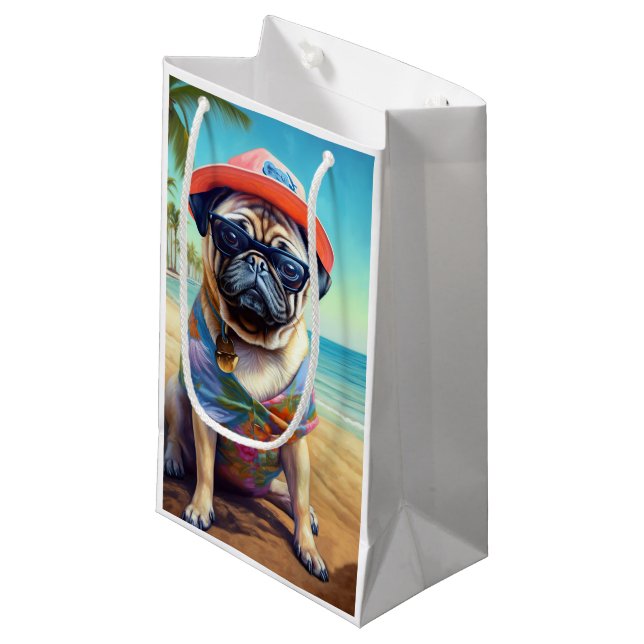 Mops am Strand, Sommergeschenk für Hundefreunde Kleine Geschenktüte (Vorderseite Schrägansicht)