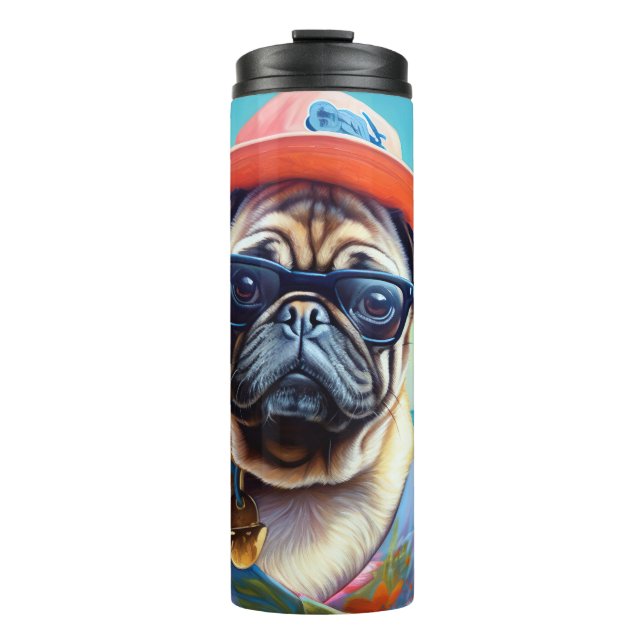 Mops am Strand, Sommergeschenk für Hundefreunde Thermosbecher (Vorderseite)