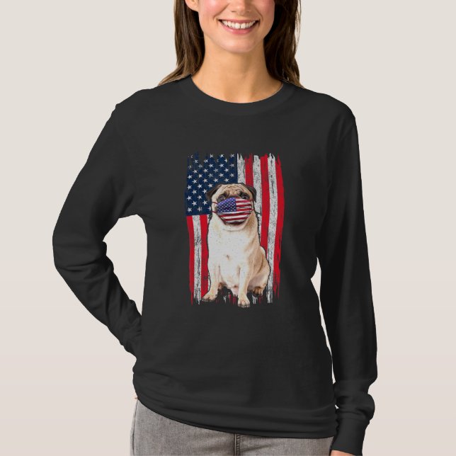 Mops American Flag Hund trägt Gesichtsmaske 4. Jul T-Shirt (Vorderseite)