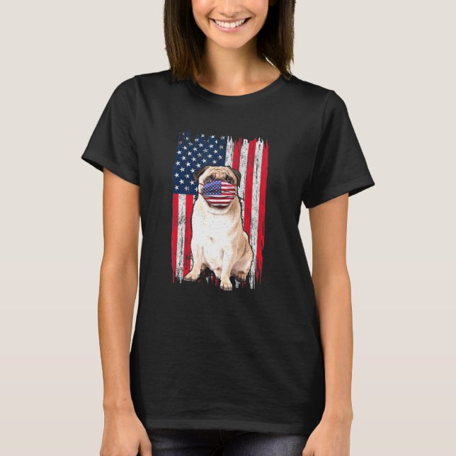 Mops American Flag Hund trägt Gesichtsmaske 4. Jul T-Shirt (Vorderseite)