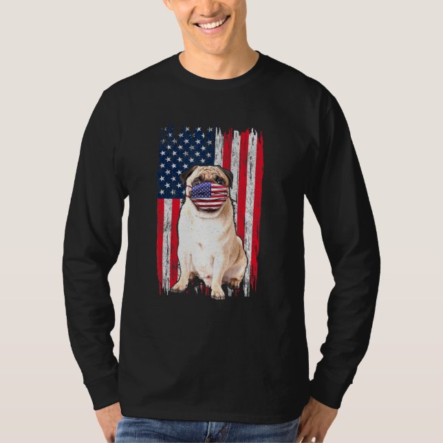 Mops American Flag Hund trägt Gesichtsmaske 4. Jul T-Shirt (Vorderseite)