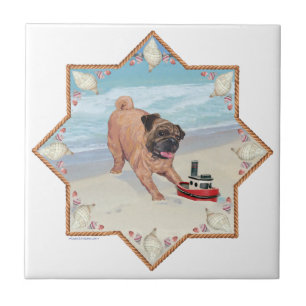 Mops auf dem Strand Fliese