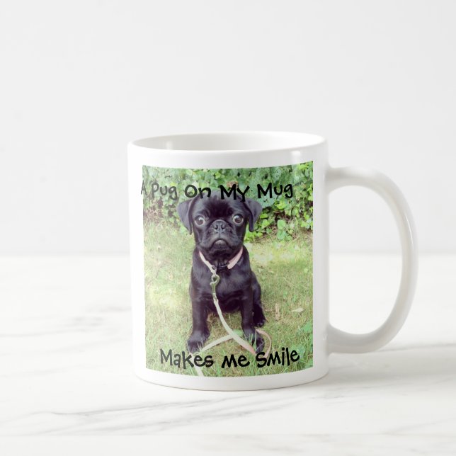 Mops auf einer Tassen-Kaffeetasse-niedlichen Tasse (Rechts)