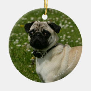 Mops, der in den Blumen spielt Keramik Ornament