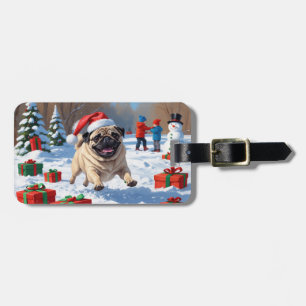 Mops, der mit Weihnachtsmütze im Schnee läuft Gepäckanhänger