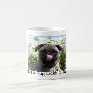 Mops, der TagesTasse leckt Tasse