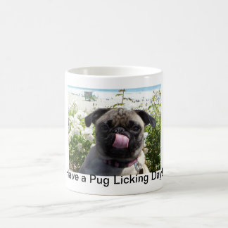 Mops, der TagesTasse leckt Tasse
